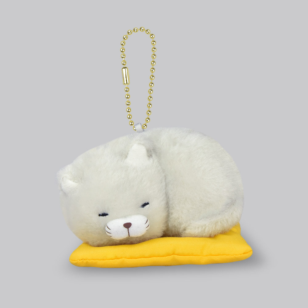 Plushie-hänge grå sovande katt på kudde