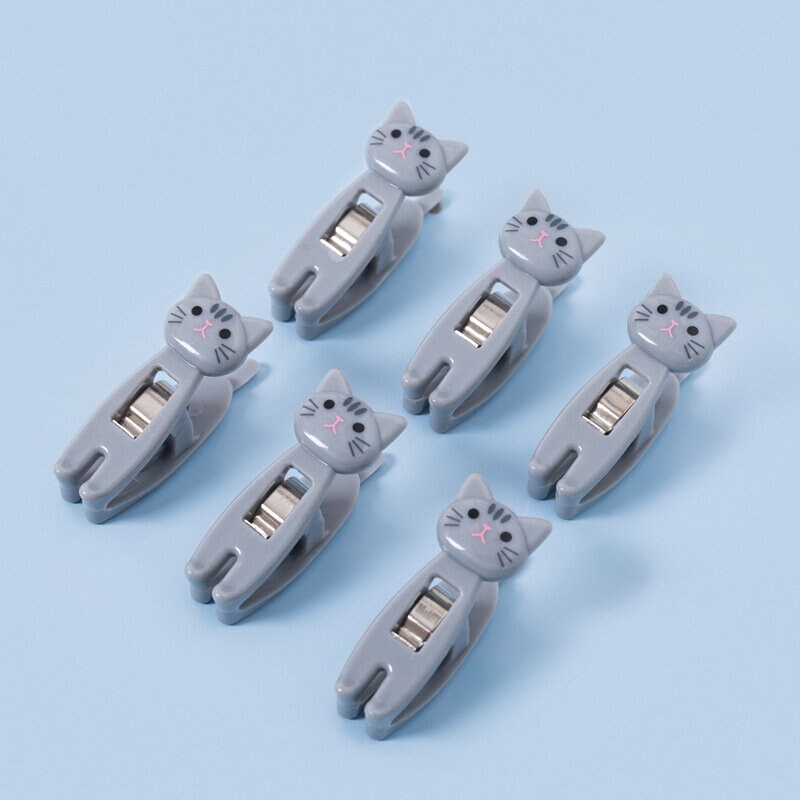 Grå katt-klädnypor