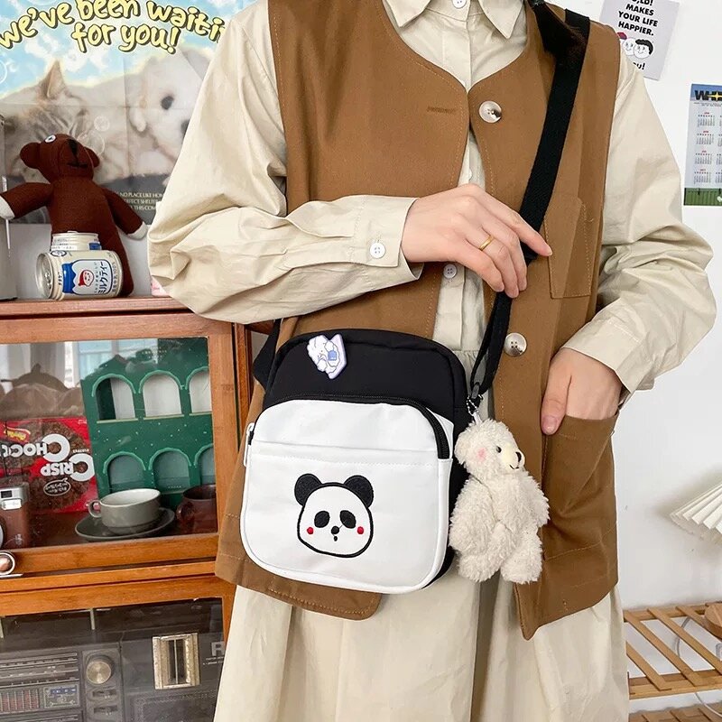 Svartvit handväska med panda