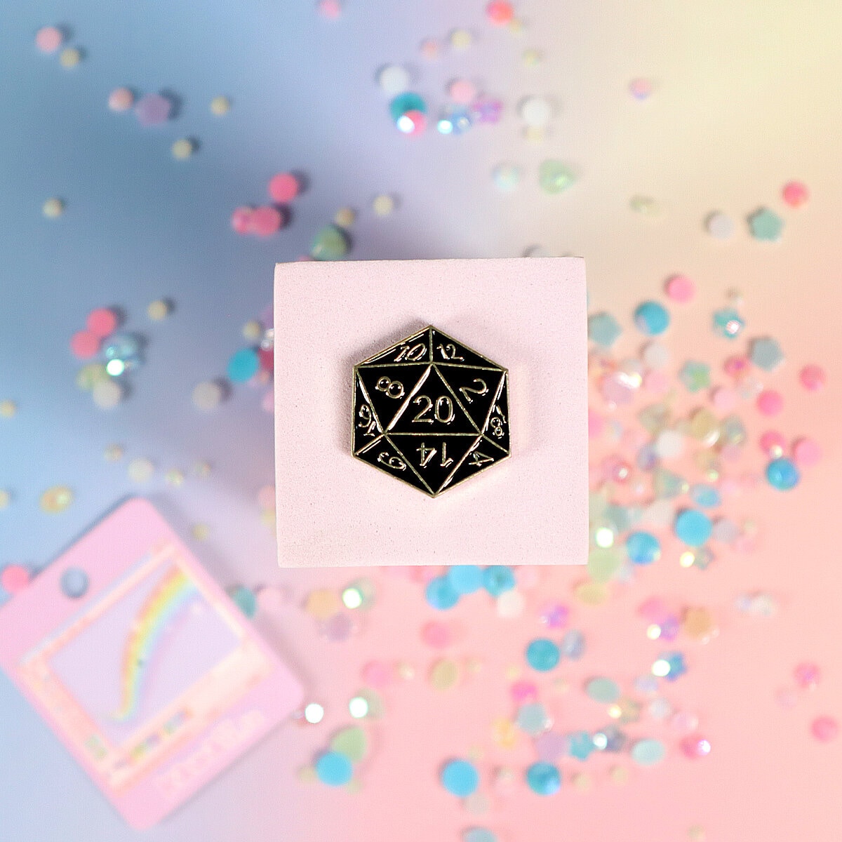 Pin - Svart d20