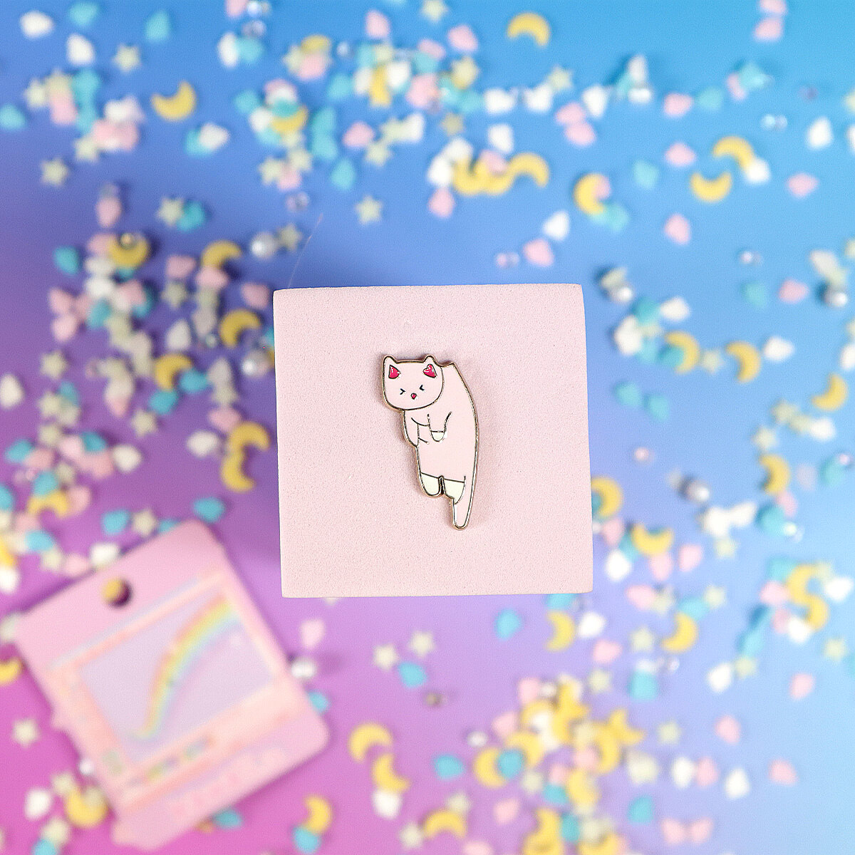 Pin - Hängande rosa katt