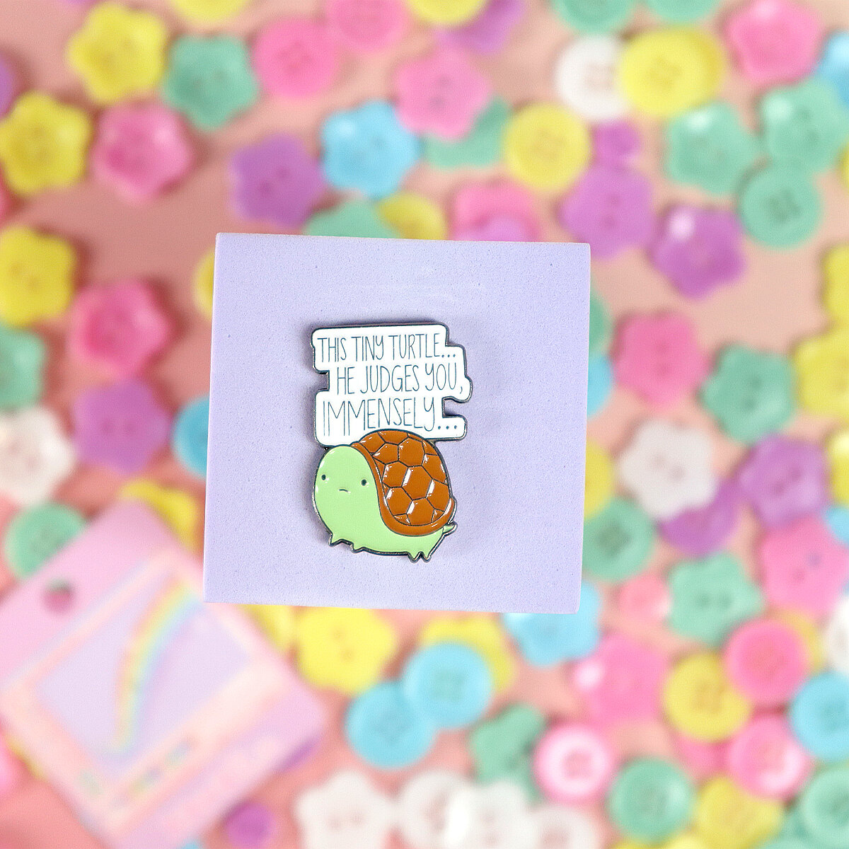 Pin - Tiny judging turtle 