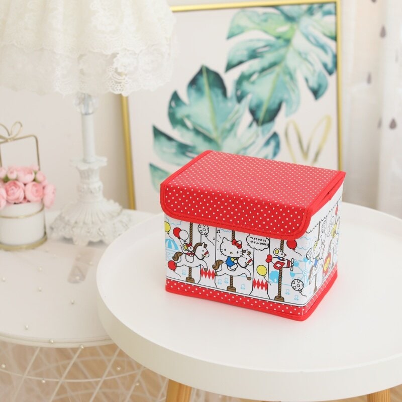 Röd prickig förvaringslåda med lock - Hello Kitty åker karusell