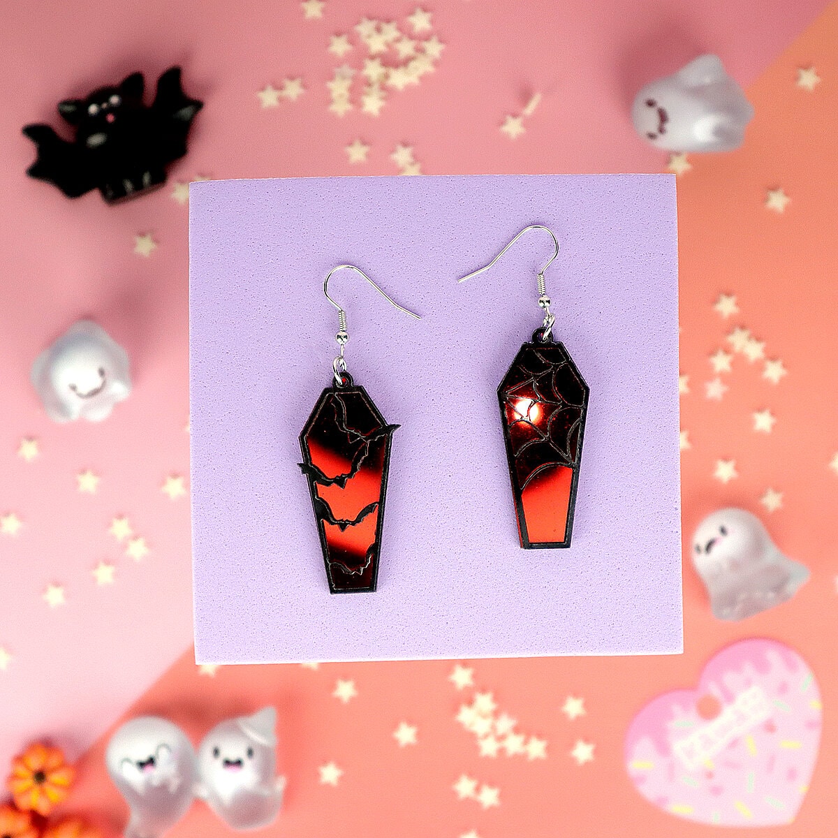 Örhängen - Röd kista med fladdermöss