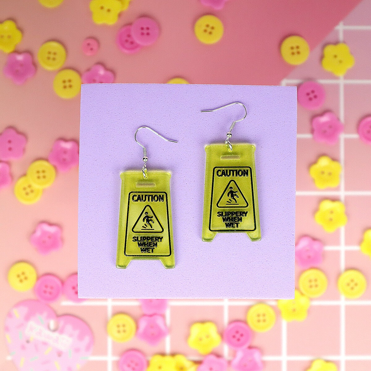 Örhängen - Caution, slippery when wet