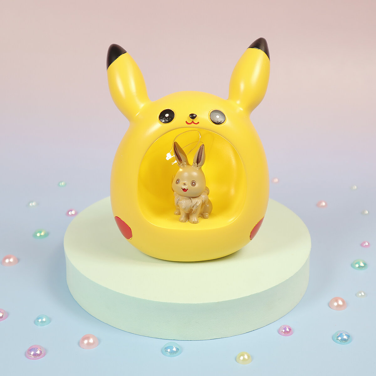 Pikachu-staty med Eevee