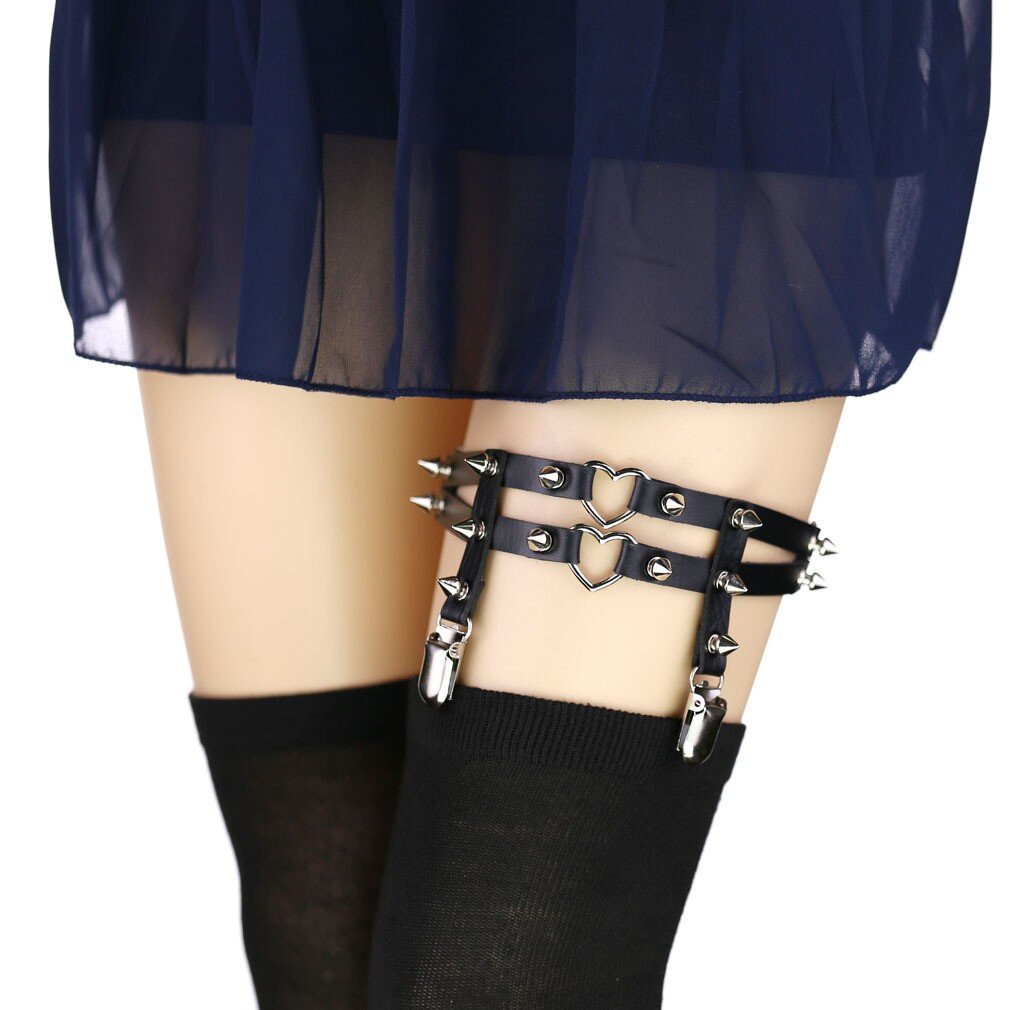 Svart dubbel heart leg garter med nitar