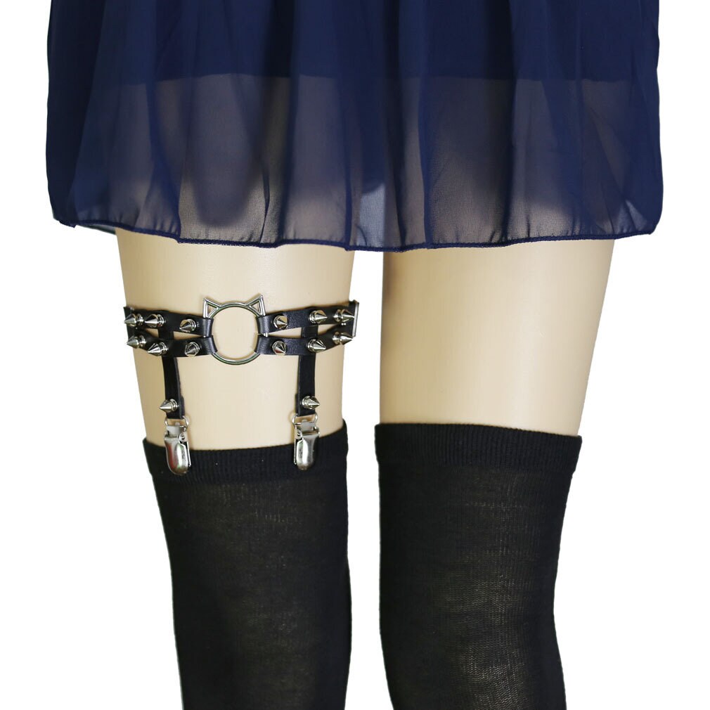 Svart katt leg garter med nitar