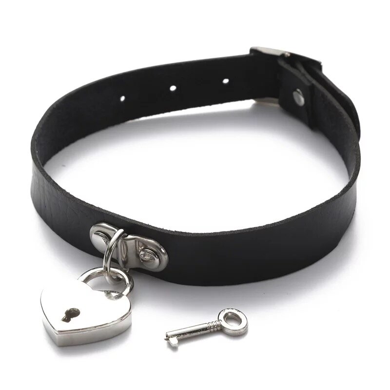 Svart choker med hängande lås