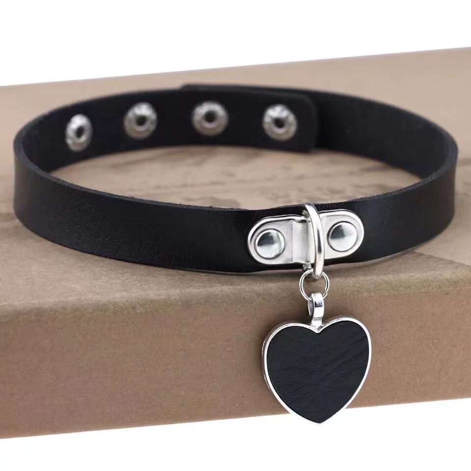 Svart hängande ifylld heart choker