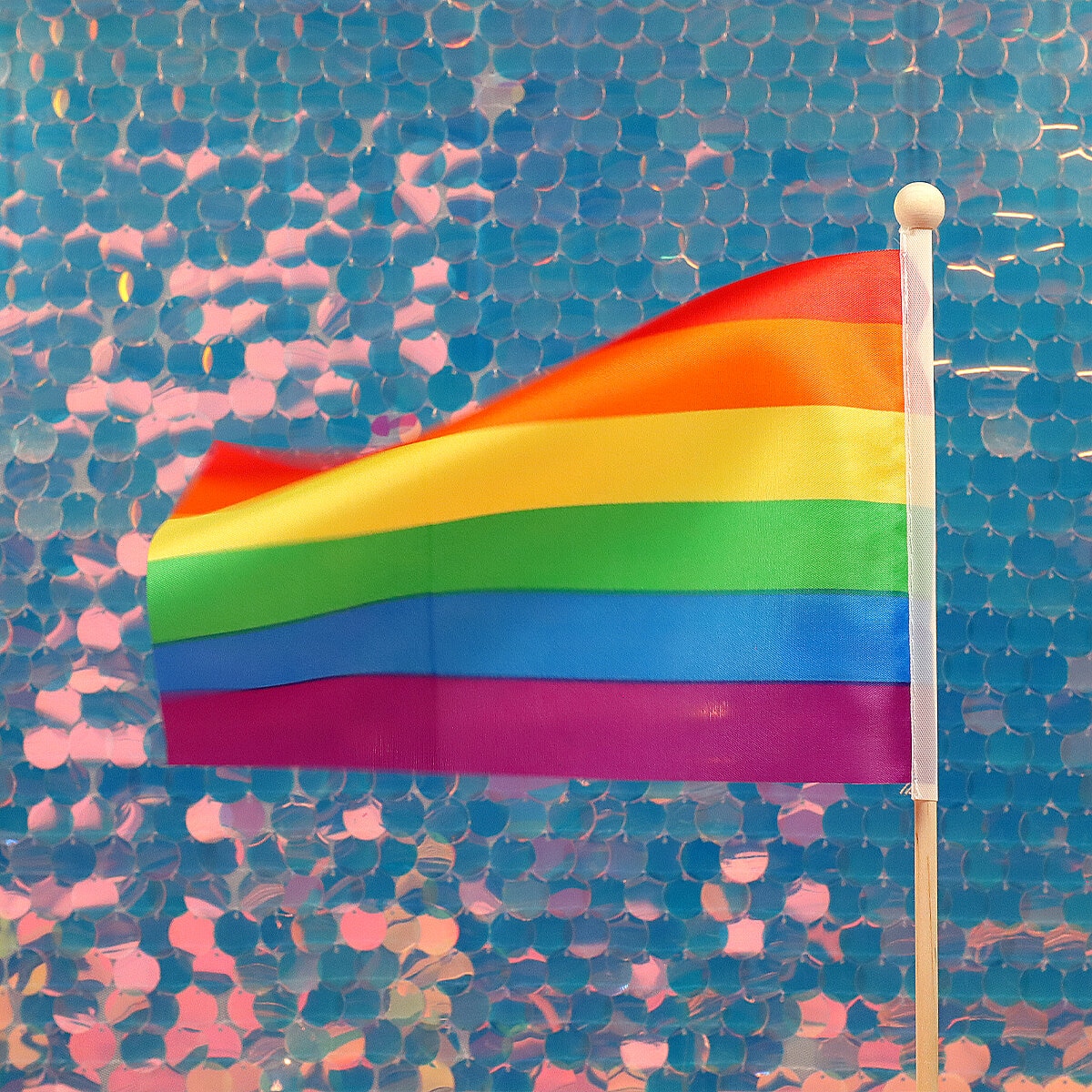 Liten regnbågsflagga