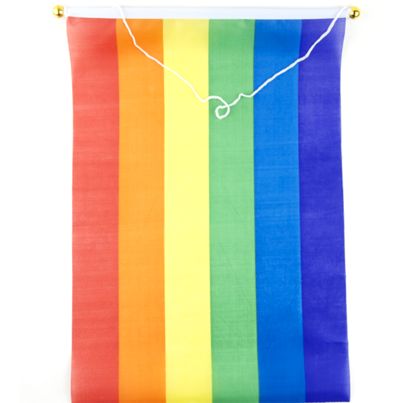 Prideflagga i tyg med pinne och snöre
