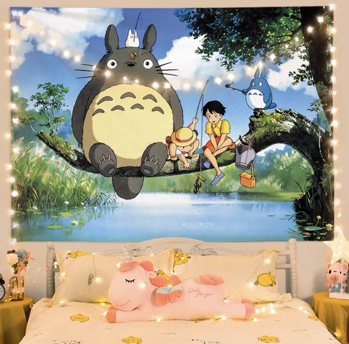 Väggdekoration Totoro på gren, med ljusslinga
