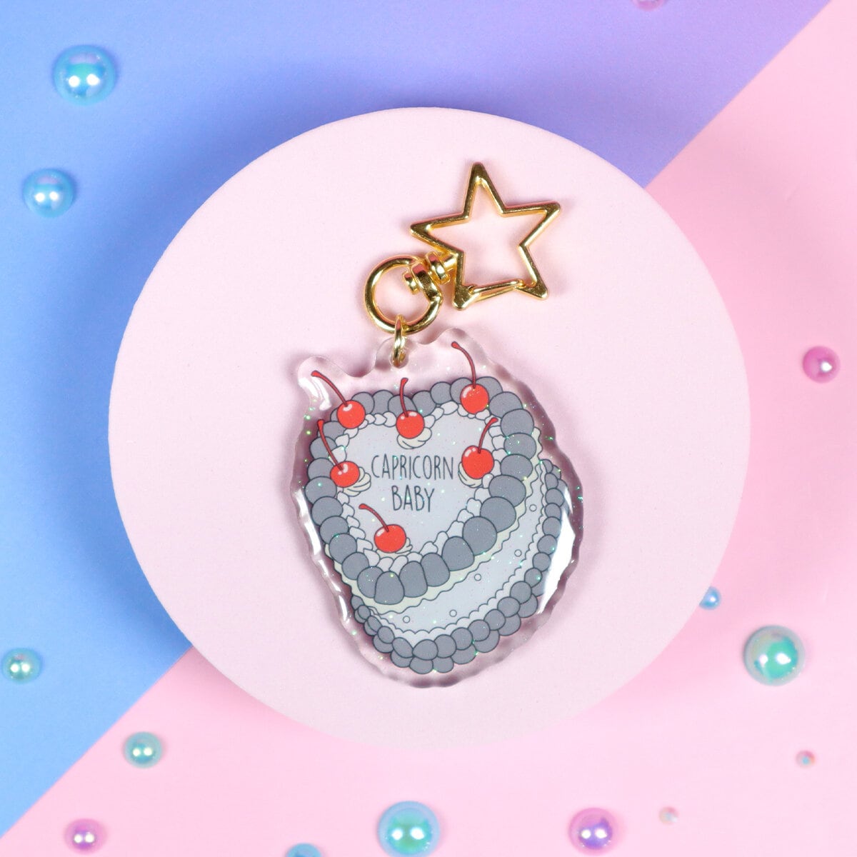 Glittrig bag charm - Capricorn cake