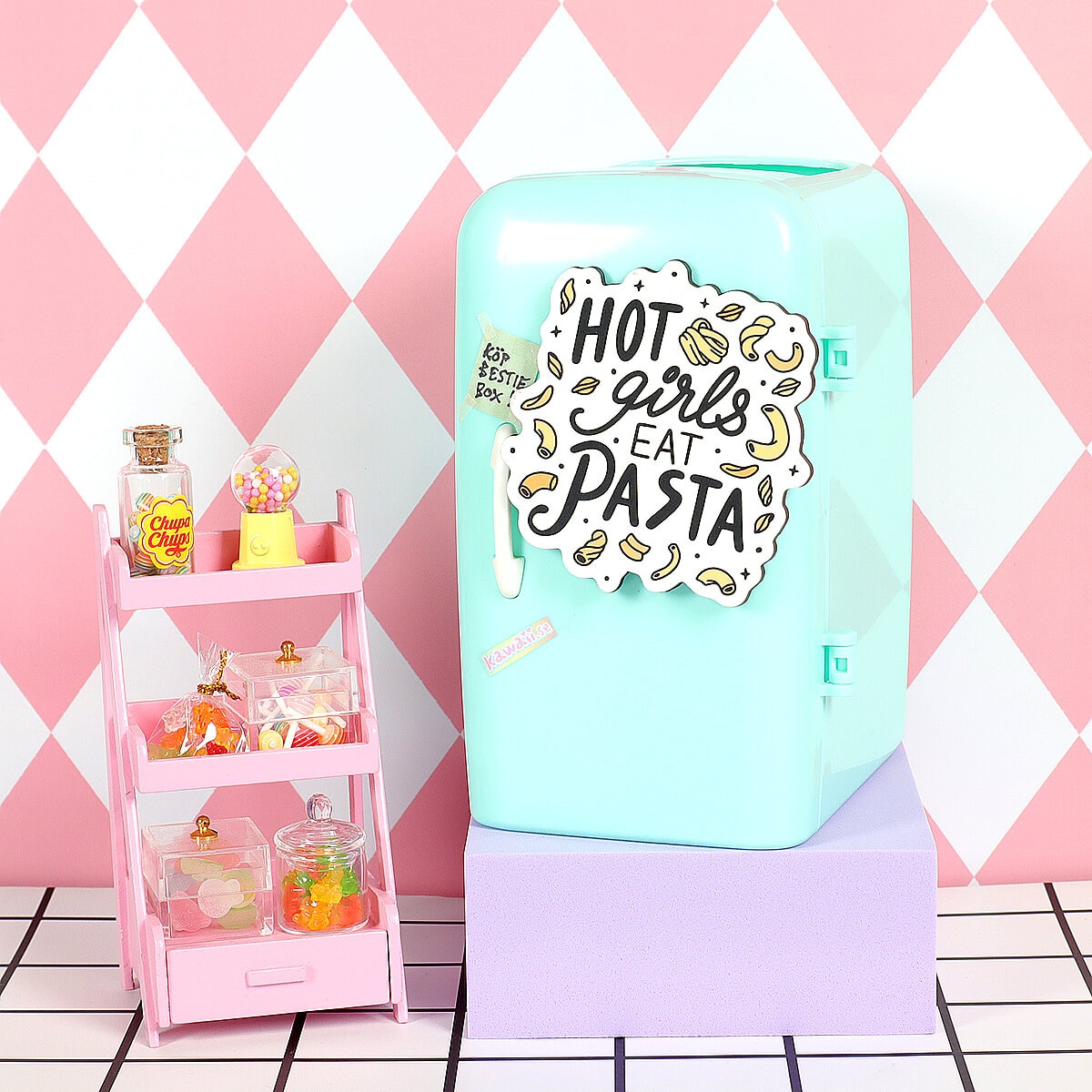 Magnet - Hot girls eat pasta