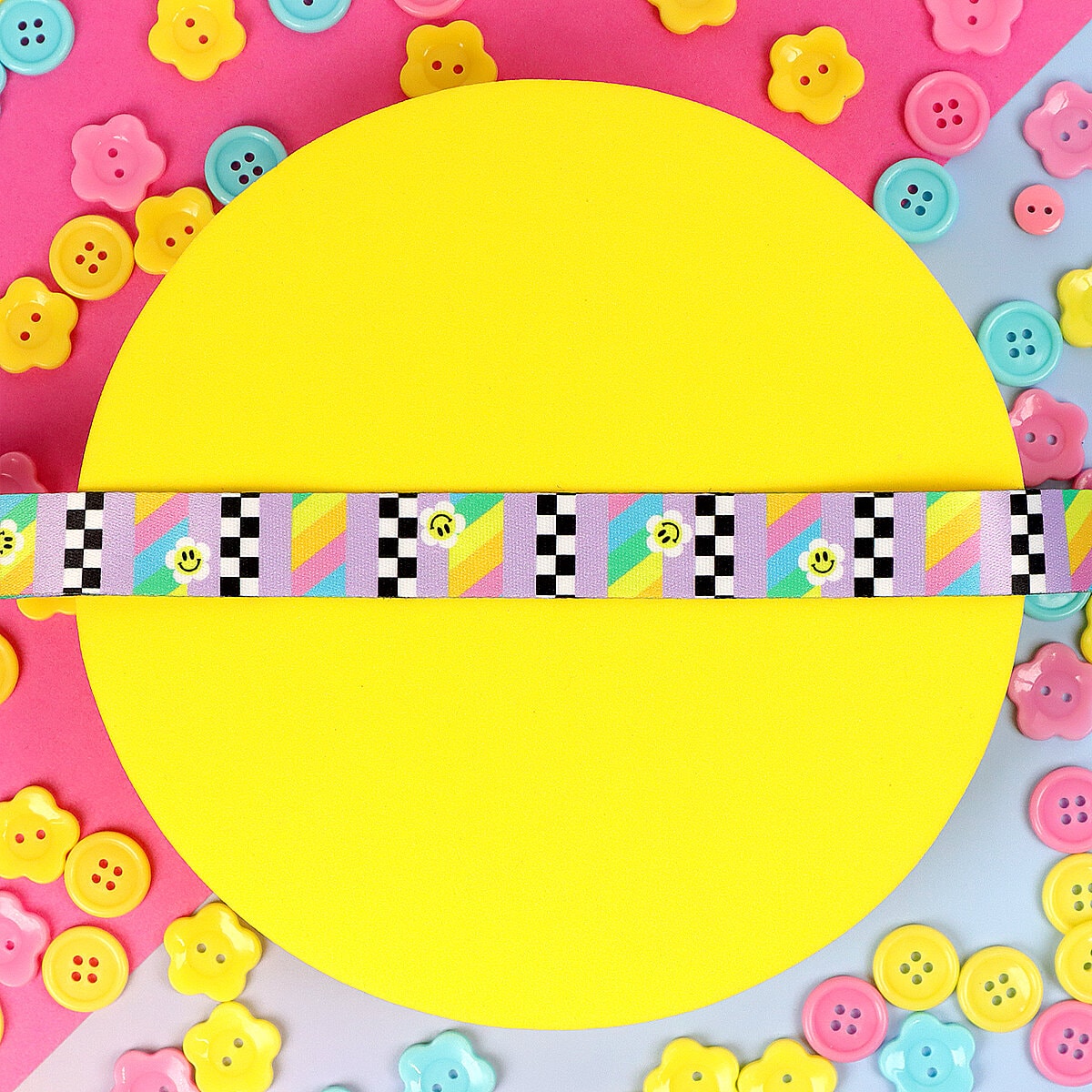 Nyckelband - Lila med smiley flowers