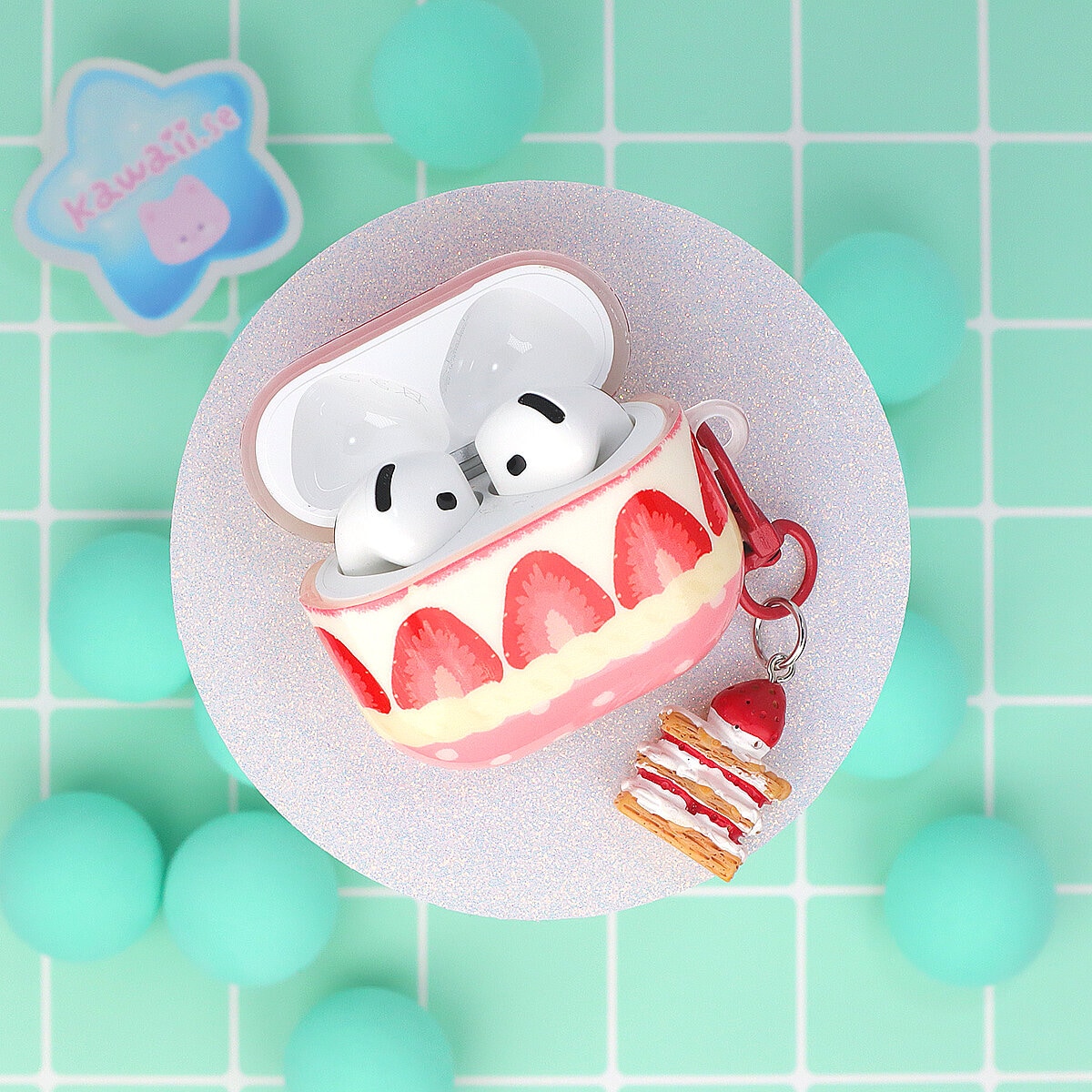 Airpodfodral med Bag Charm - Strawberry Cheesecake