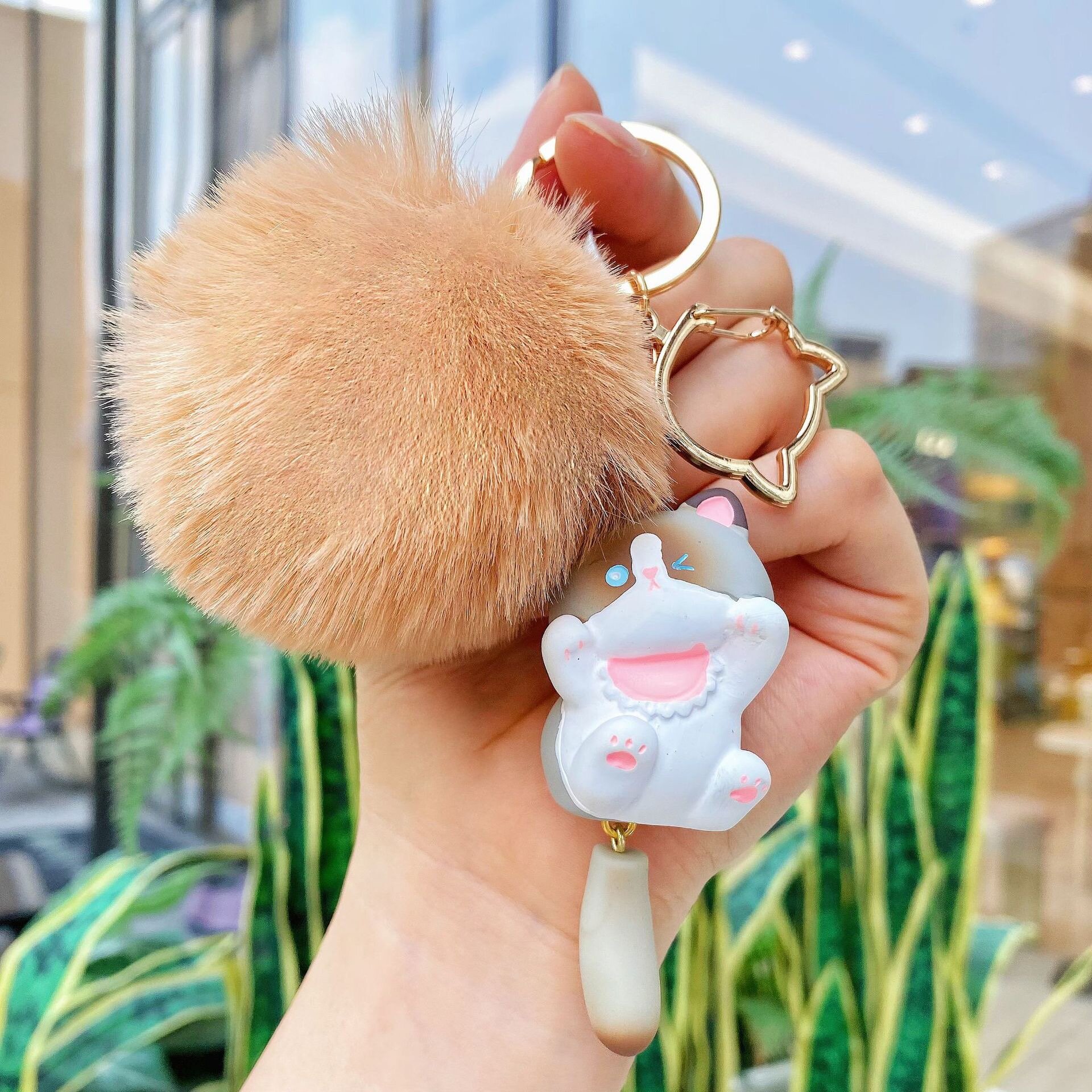 Puffig bag charm brun-vit katt med svans