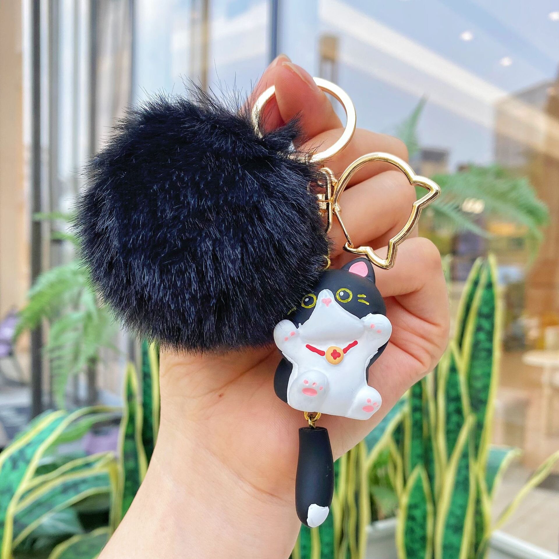 Puffig bag charm svart-vit katt med svans