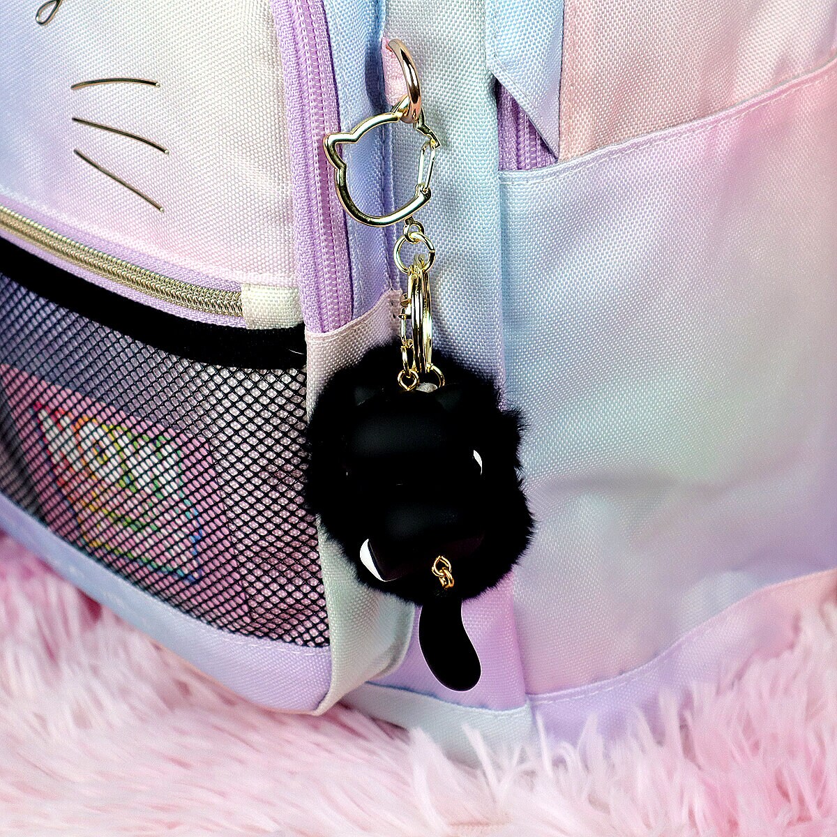 Puffig bag charm svart-vit katt med svans