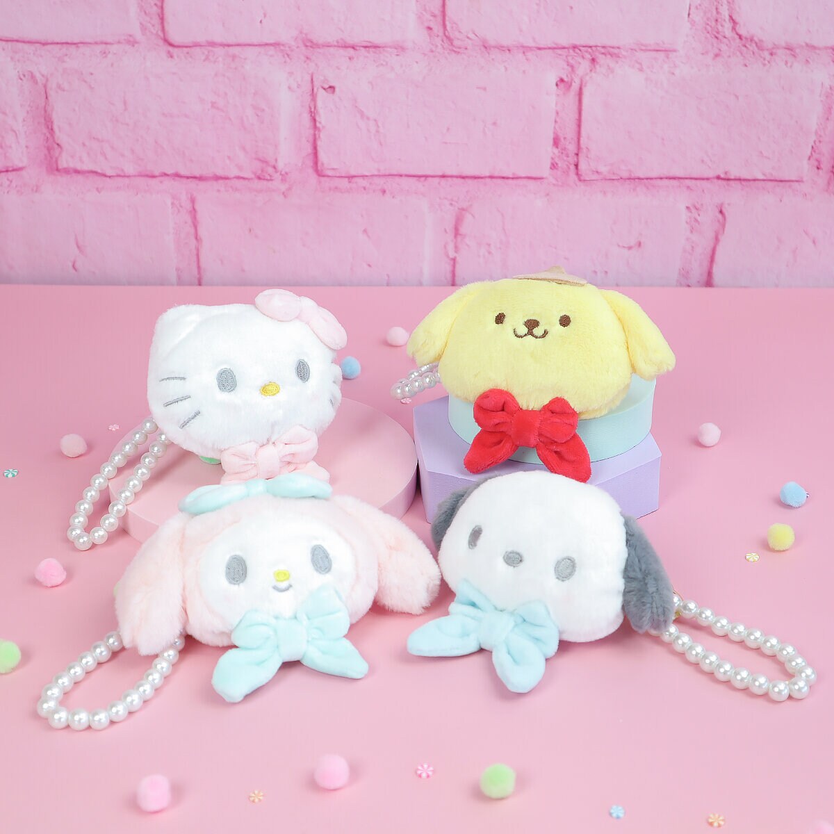 Sanrio plushie-hänge med rosett och pärlor