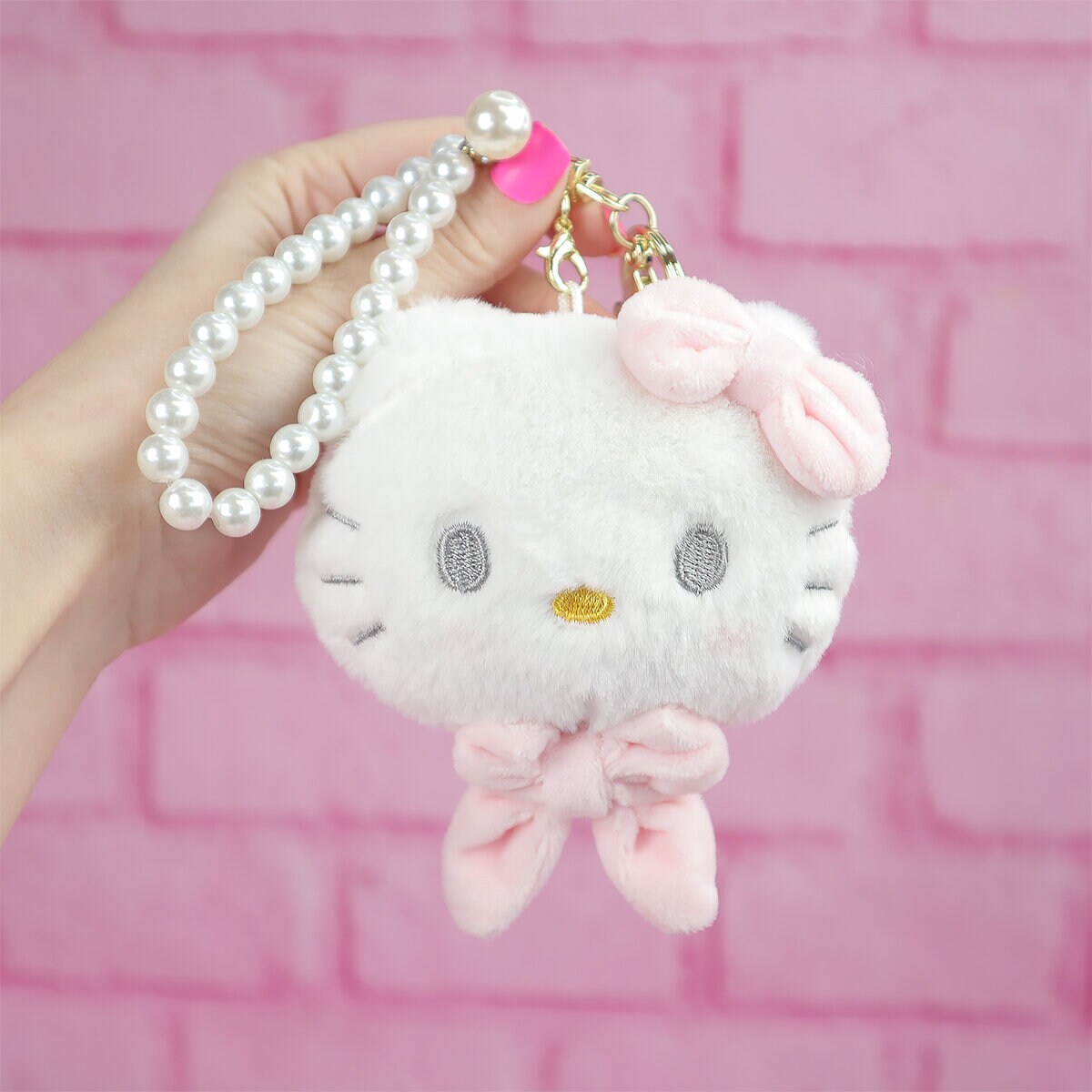 Sanrio plushie-hänge med rosett och pärlor