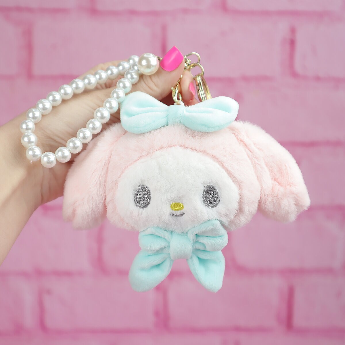 Sanrio plushie-hänge med rosett och pärlor