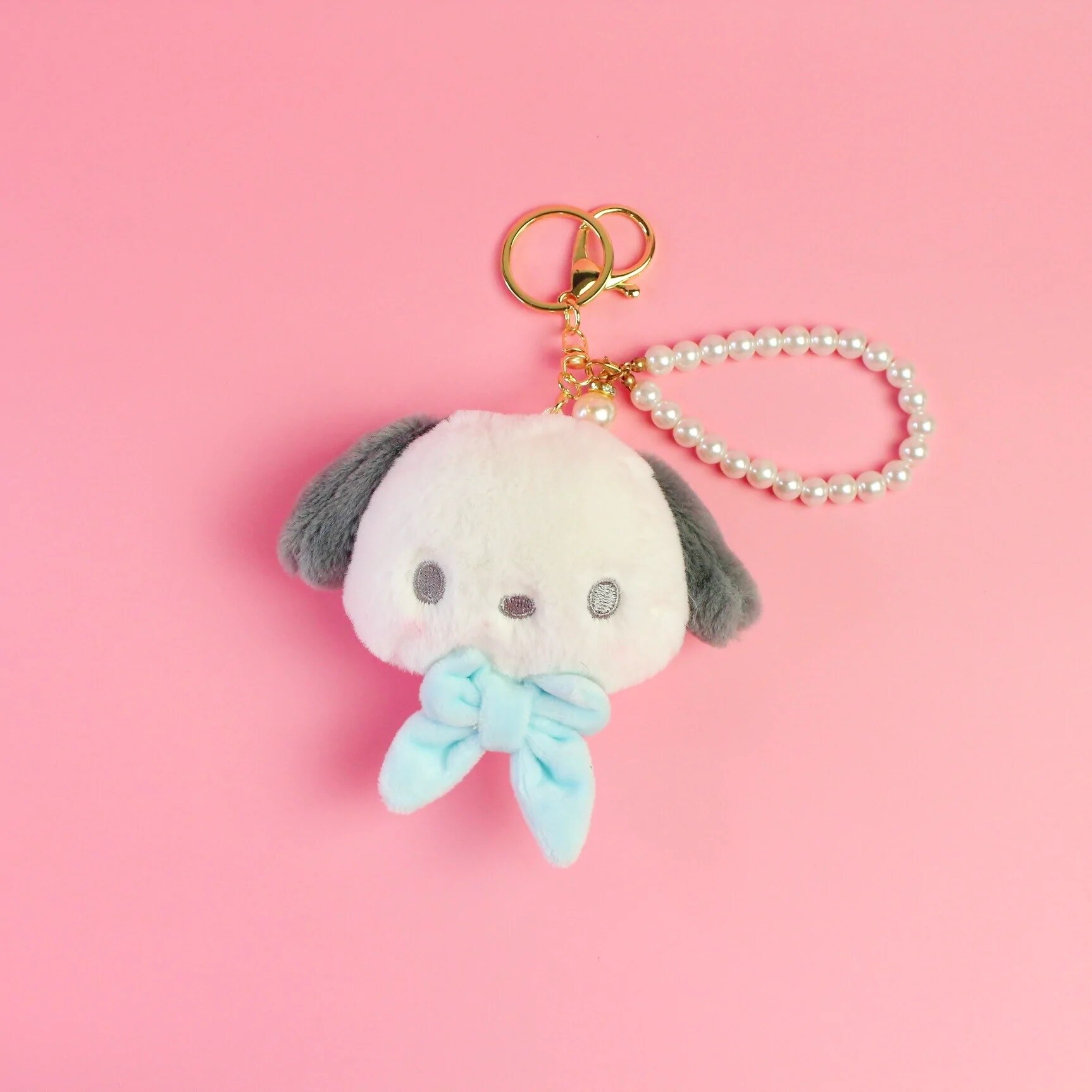 Sanrio plushie-hänge med rosett och pärlor