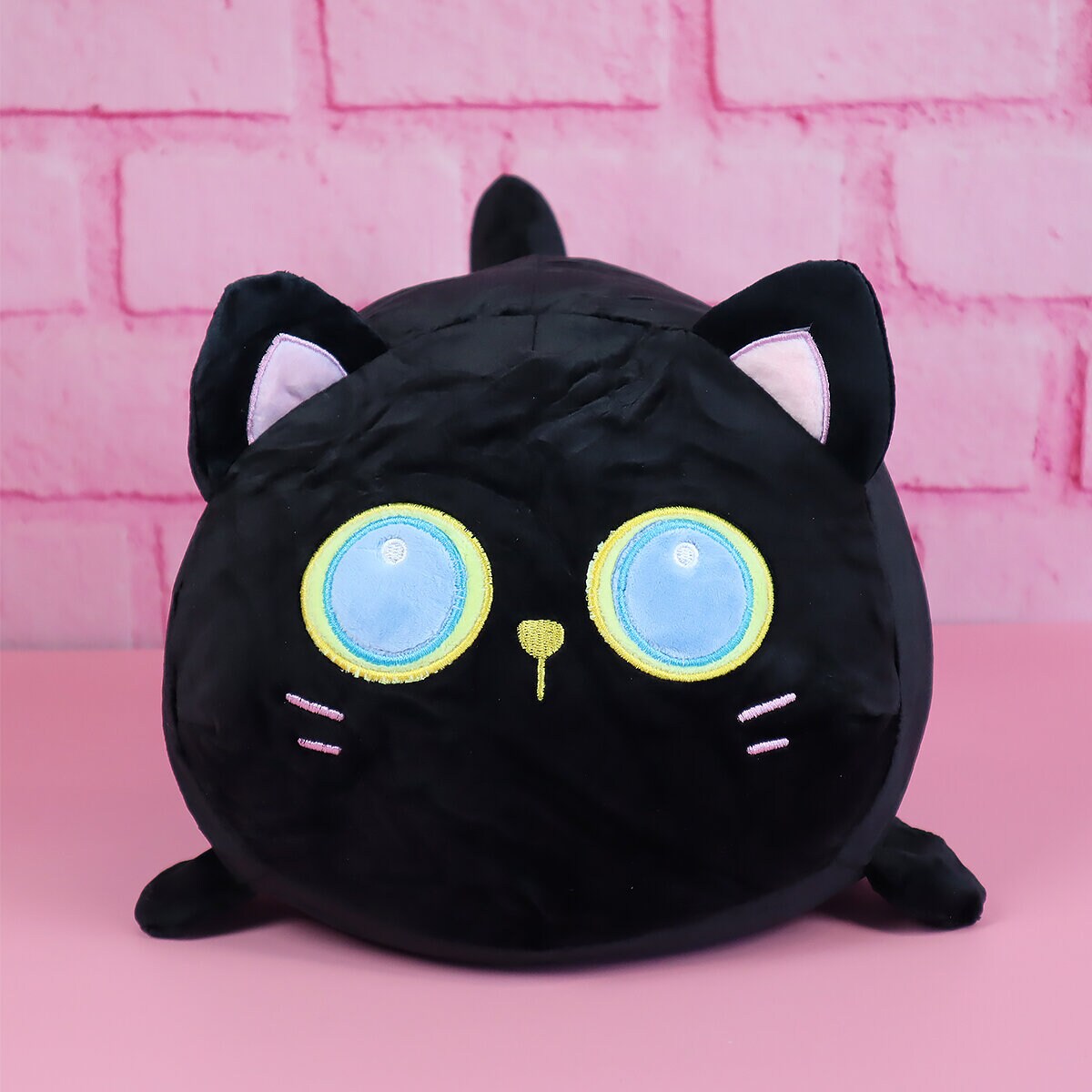 Svart katt-plushie med stora ögon
