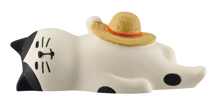 Figur, katt med hatt på magen