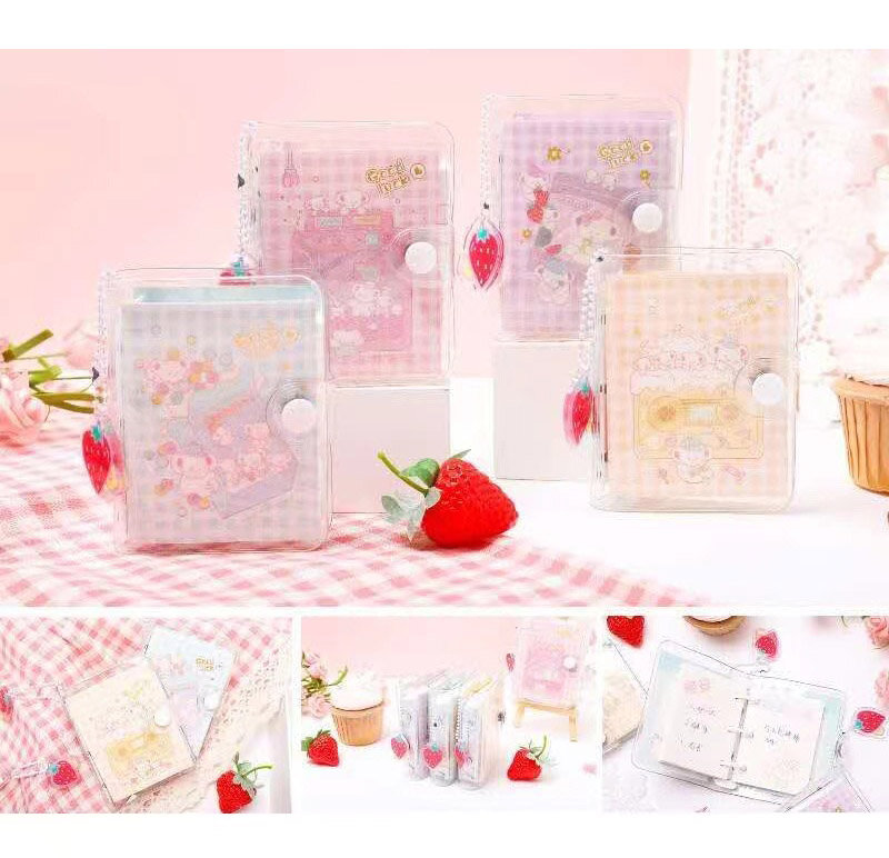 Liten rutig anteckningsbok med jordgubbshänge