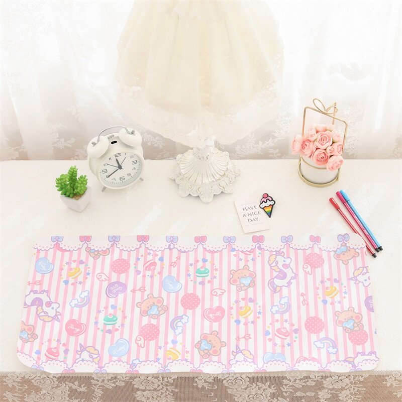 Randigt skrivbordsunderlägg med enhörningar och regnbågar