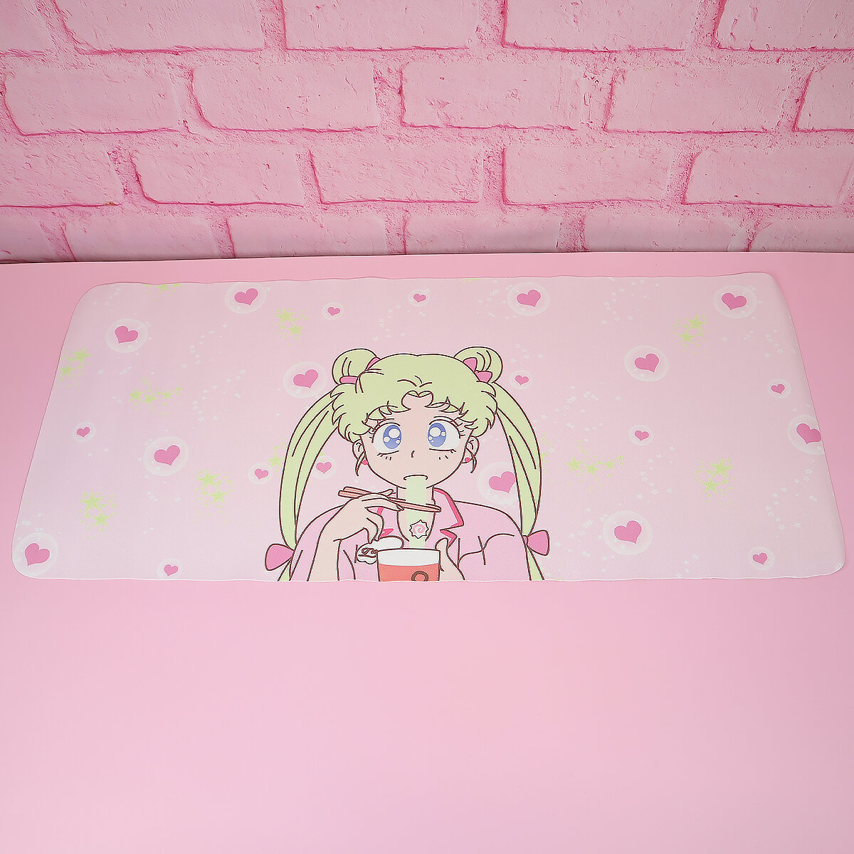 Rosa skrivbordsunderlägg - Sailor Moon äter nudlar