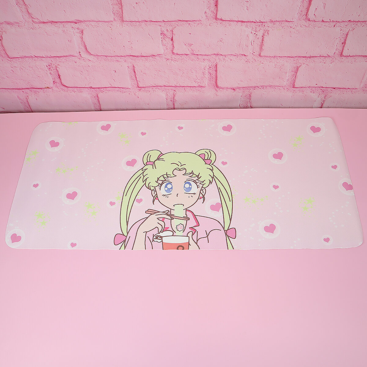 Rosa skrivbordsunderlägg - Sailor Moon äter nudlar