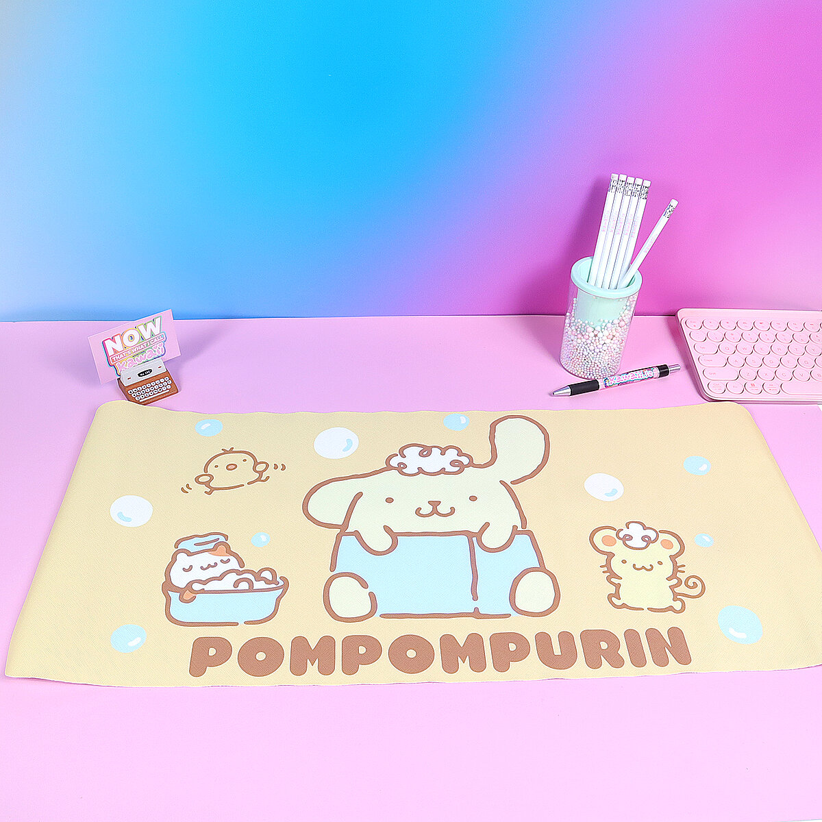 Gult skrivbordsunderlägg - Pompompurin bath time