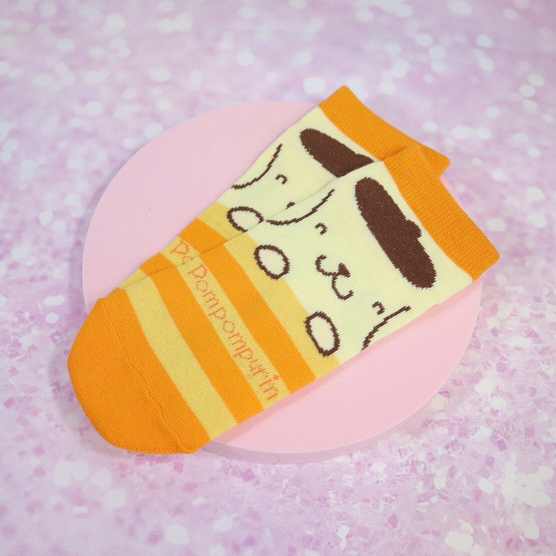 Gul-orange randiga Pompompurin-strumpor