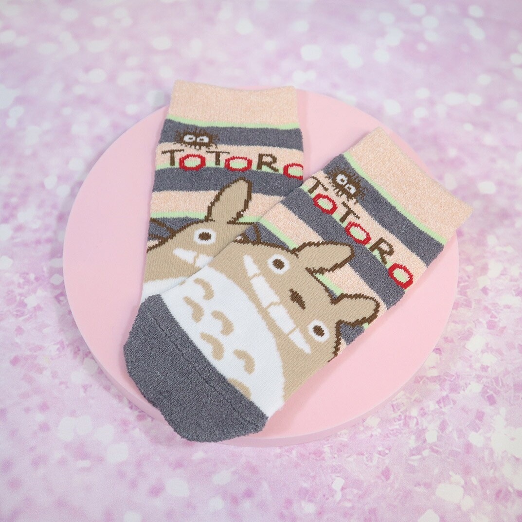 Beige-grårandiga Totoro-strumpor