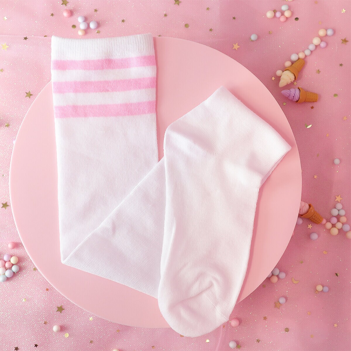 Vita knästrumpor med rosa streck
