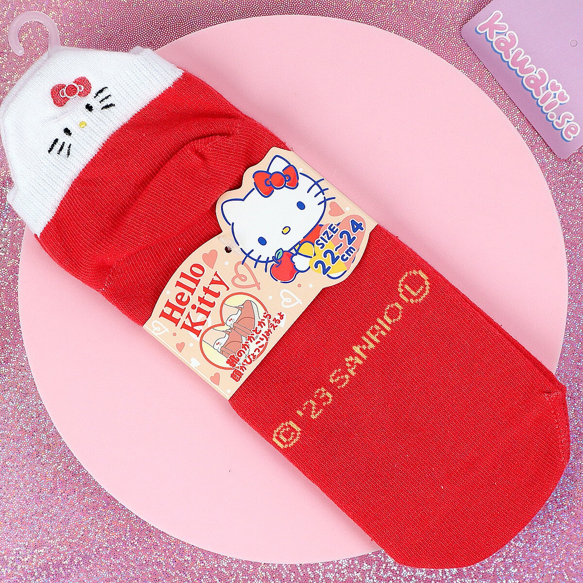 Röda strumpor med Hello Kitty-häl