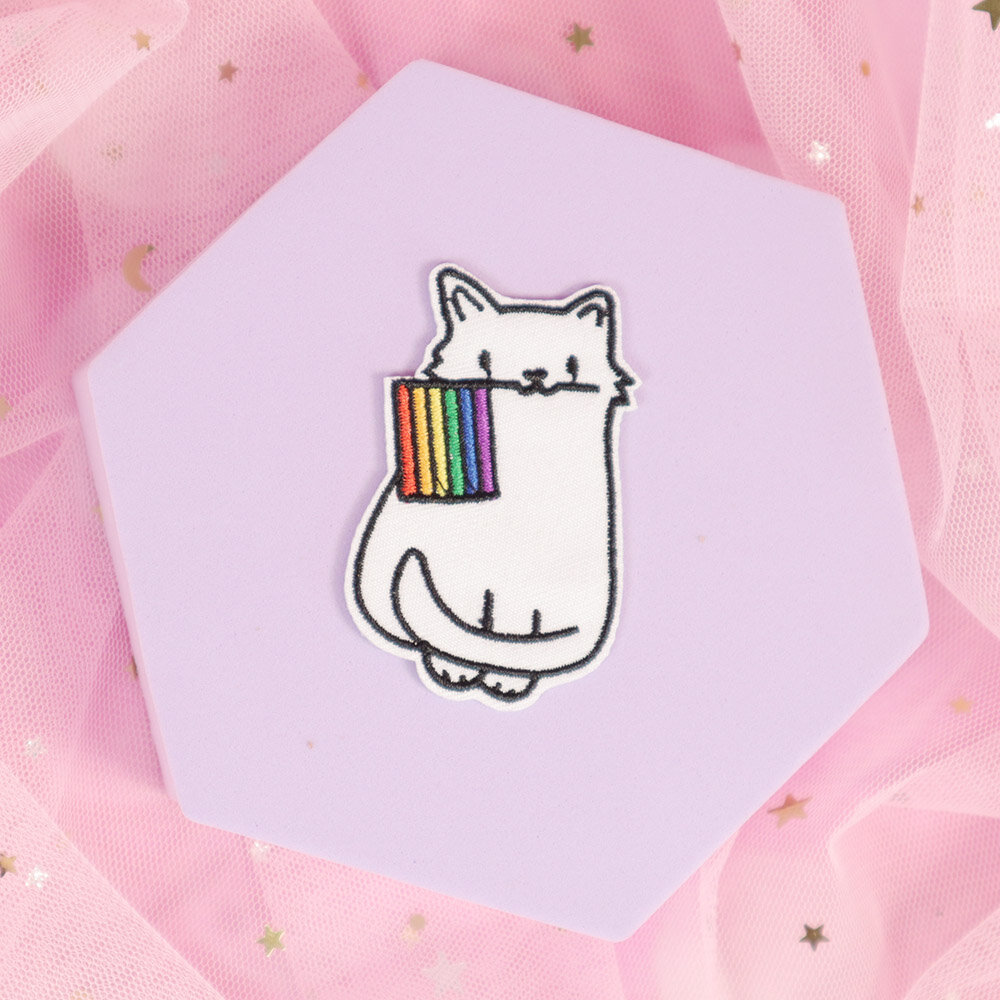 Tygmärke - Katt med regnbågsflagga