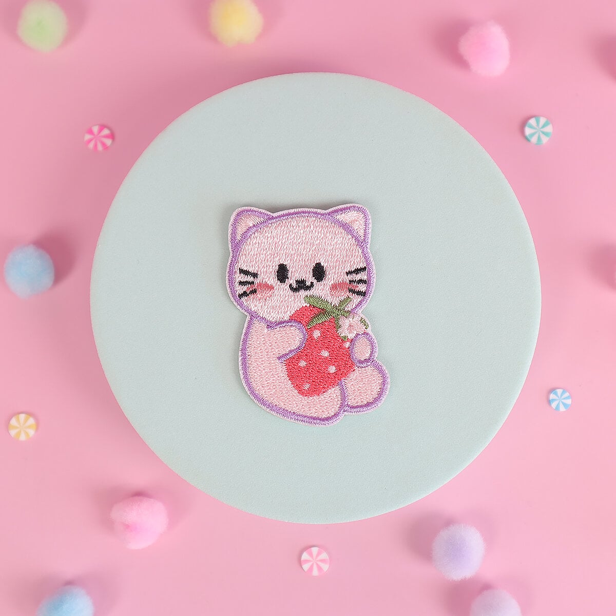 Tygmärke - Rosa katt med jordgubbe