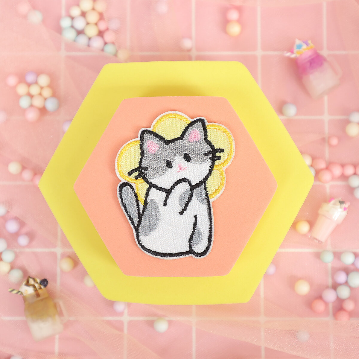 Tygmärke - Grå katt med gul blomma