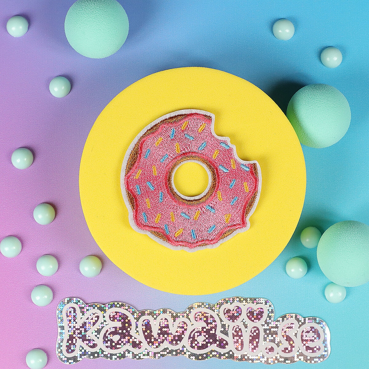 Tygmärke - Rosa donut med tugga