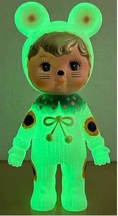 Vinylfigur Glowing Manekineko Charmy-chan, limited edition